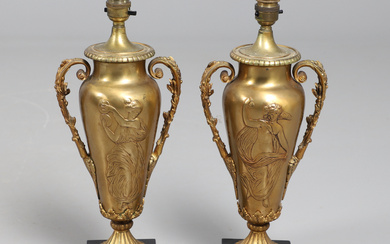 3341561. A PAIR OF LATE 19TH/EARLY 20TH CENTURY GILT METAL TABLE LAMPS.