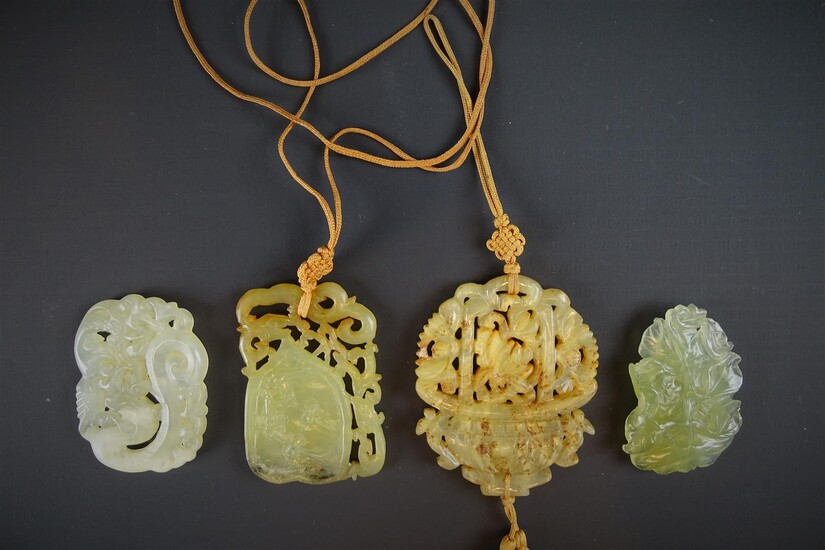 (-), 4 Chinese jade amuletten, allen met opengewerkt...
