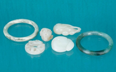 4 objets en jadéite et deux bracelets> Un bracelet est recollé Bracelets D. 8 cm