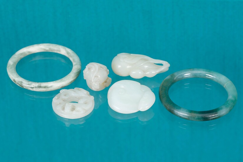 4 objets en jadéite et deux bracelets> Un bracelet est recollé Bracelets D. 8 cm
