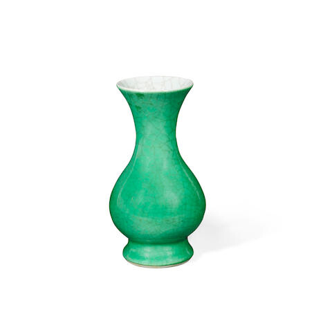 A green-glazed ge-type vase