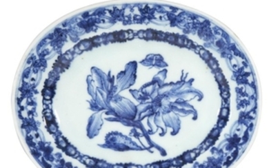 A Chinese export porcelain blue and white oval small...