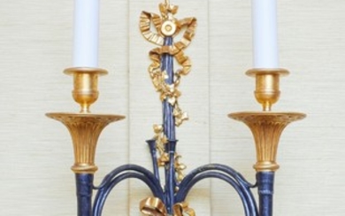 Paire d'appliques de style Louis XVI par la maison Delisle à Paris, XXIe s., en métal patiné et doré, 2 feux imitant cor de chasse, h. 5