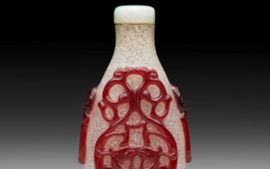 A RED OVERLAY 'SNOWFLAKE' GLASS SNUFF BOTTLE