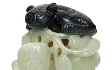 A WHITE AND BLACK JADE 'TWIN BADGER' GROUP, 19TH CENTURY