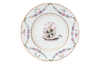 A CHINESE EXPORT FAMILLE ROSE ARMORIAL DISH 清十八至十九世紀 外銷粉彩繪徽章紋盤