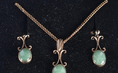 A CHINESE JADE GOLD NECKLACE AND EARRING SET. 6.8 grams. Cha...
