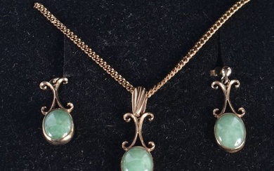 A CHINESE JADE GOLD NECKLACE AND EARRING SET. 6.8 grams. Chain 40 cm long, pendant 2.5 cm x 0.75 cm.