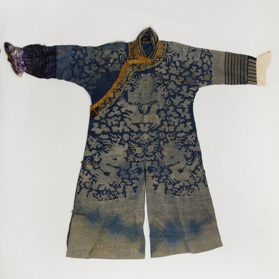 A Chinese blue and white dragon robe