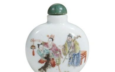 A Chinese famille rose-decorated porcelain snuff