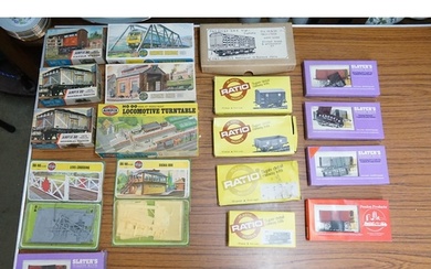 A Collection of 18 Vintage Unmade Plastic Kits Railway relat...