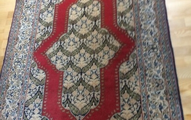 SOLD. A Ghom rug, Persia. Medallion design. Second half 20th century. 168 x 107 cm. – Bruun Rasmussen Auctioneers of Fine Art