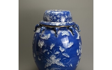 A LARGE CHINESE BLUE AND WHITE PORCELAIN JAR AND COVERS, 19/...