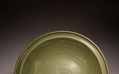 A LARGE CHINESE GREEN GLAZED LONGQUAN CHARGER