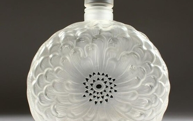 A LARGE LALIQUE FROSTED GLASS CHRYSANTHEMUM