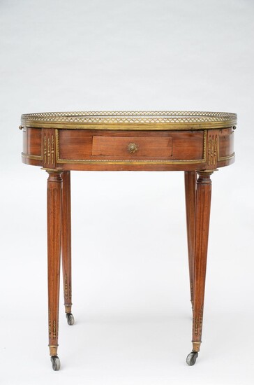 A Louis XVI bouillotte table in mahogany, 18th - 19th century (65x70cm)