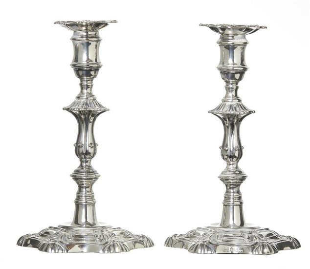 A PAIR OF GEORGIAN STYLE STERLING SILVER CANDLESTICKS
