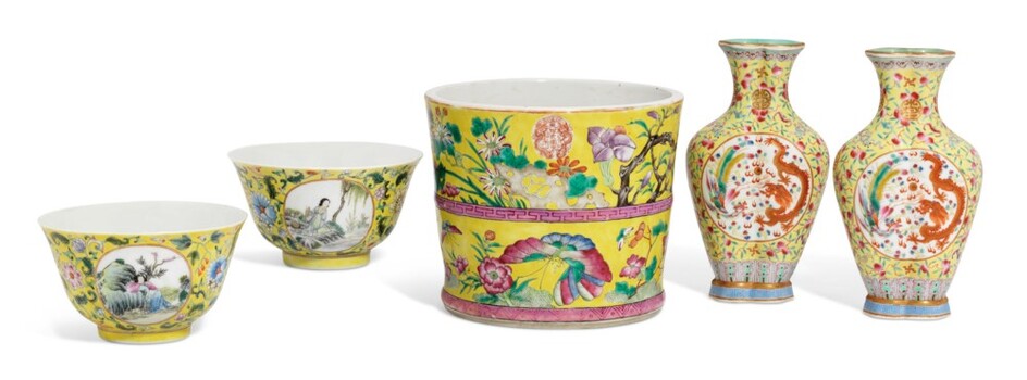 A PAIR OF YELLOW-GROUND FAMILLE ROSE BOWLS, A PAIR OF VASES AND A JARDINIÈRE, 19TH-20TH CENTURY