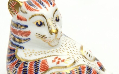 A ROYAL CROWN DERBY CAT PAPERWEIGHT