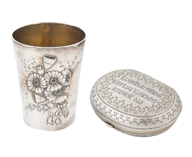 A RUSSIAN SILVER MONEY PURSE AND CUP, THE LATTER BY KHLEBNIKOV, EARLY 20TH CENTURY