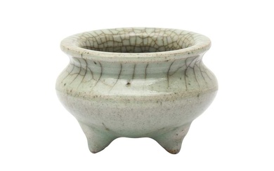 A SMALL CHINESE GE-TYPE CRACKLE-GLAZED CENSER 十九至二十世紀 仿哥釉三足爐