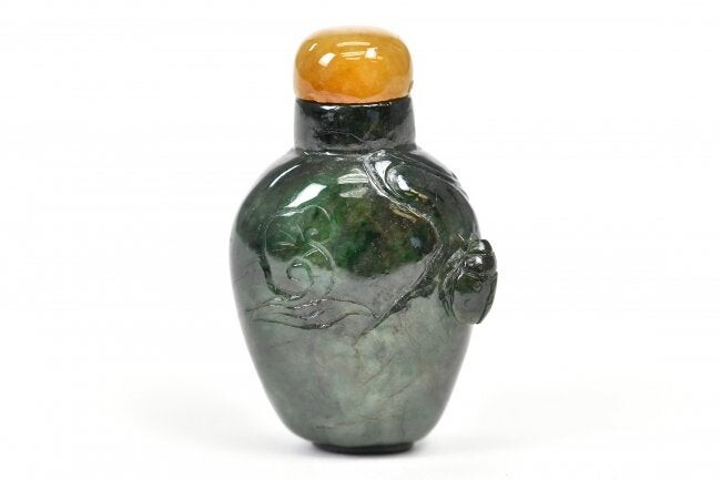 A SPINACH-GREEN JADE SNUFF BOTTLE, CHINESE