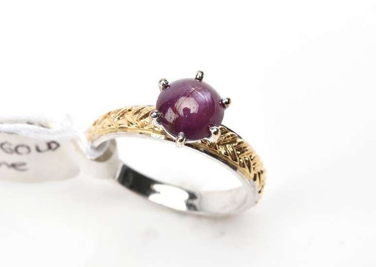 A STAR RUBY RING IN TWO TONE 14CT GOLD, SIZE L