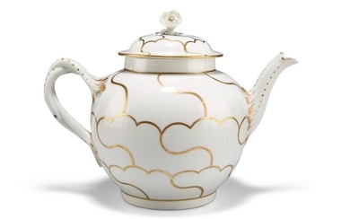 A WORCESTER GOLD QUEEN'S PATTERN TEAPOT AND COVER