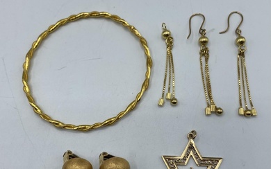 A collection of unmarked yellow metal jewellery to include...