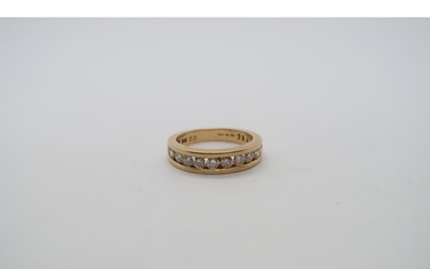 A hallmarked 18ct yellow gold diamond half eternity ring, 12...