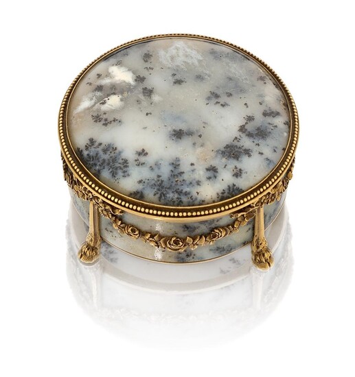 A late 19th/early 20th century French gold and moss agate trinket box, of circular form, the moss agate box with applied mounts and garland swag decoration, to cloven feet, French hallmarks, c.1900, approx. diameter 5cm