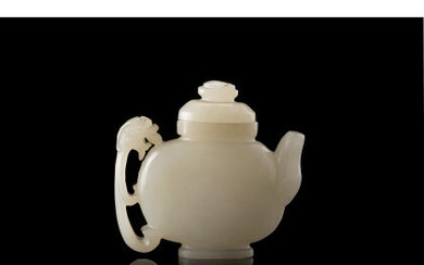 A small celadon jade teapot China, 19th century (h. 5 cm.)