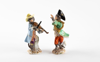 ALLEMAGNE, Meissen Deux figures représentant deux singes musiciens, l'un sonnant de la trompe et un...