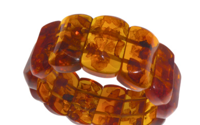 AMBER BRACELET WITH A FLEXIBLE ELASTIC BAND.