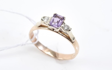 AN AMETHYST AND DIAMOND RING IN 9CT GOLD, SIZE N