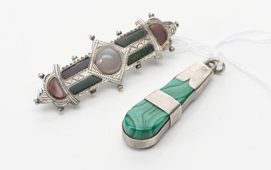 AN ANTIQUE SCOTTISH AGATE SET BROOCH, LENGTH 45MM TOGETHER WITH AN ANTIQUE MALACHITE PENDANT, LENGTH 30MM, CIRCA 1880