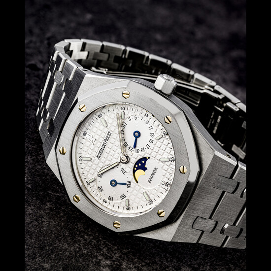 AUDEMARS PIGUET. A STAINLESS STEEL AUTOMATIC WRISTWATCH WITH DAY, DATE, MOON PHASES AND BRACELET ROYAL OAK MODEL, REF. 25594ST