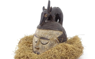 (-), Afrikaans houten masker, gepolychromeerd met kraag van...