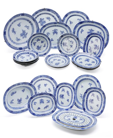 SOLD. An 18th century Chinese blue and white export "floral" service comprising primarily of platters and dishes. (24) – Bruun Rasmussen Auctioneers of Fine Art