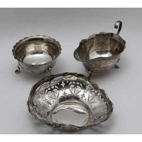 An early 20th century silver bon-bon basket, pierced decorat...