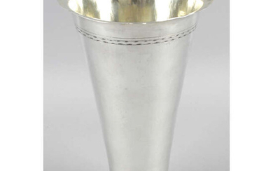 An early George V silver gambling cup, with three wood dice in glazed section to underside.