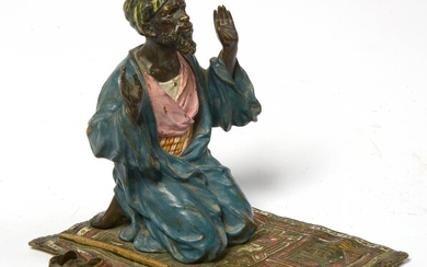 "Arabe en prière" en bronze de Vienne peint à froid. Travail autrichien. Epoque: vers 1900....
