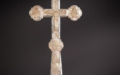 Arte Islamica A wooden and mother-of-pearl table cross