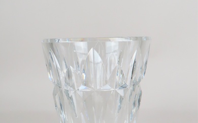 BACCARAT. Important vase en cristal taillé. Estampillé. H. = 25 cm.
