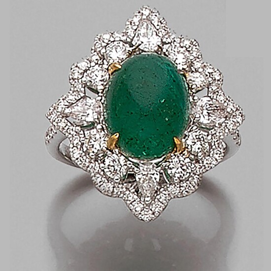 BAGUE MARQUISE EMERAUDE CABOCHON An emerald, diamond and 18K white gold ring. Gross weight : 5,04 gr. Size : 53. Emerald dimensions...