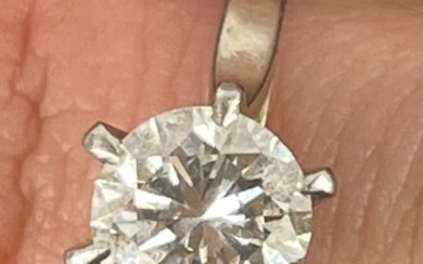 BAGUE en or gris 750 millièmes et platine 850 millièmes sertie d'un diamant solitaire de...