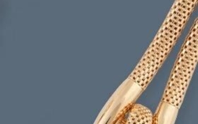BRACELET-MONTRE DE DAME en or jaune (750) à bracelet souple à deux liens, le noeud...