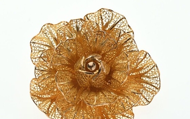 BROCHE "Rose" en or jaune 750/°° ajouré à décor de dentelle. D. 4.5 cm. Poids:...