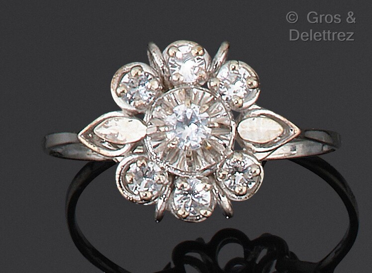 Bague « Fleur » en or gris, ornée de diamants... - Lot 161 - Gros & Delettrez