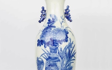 Blue and white vase, late Qing dynasty
